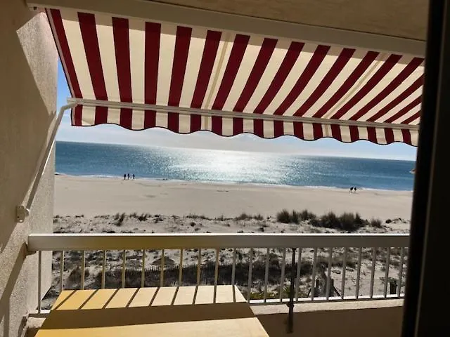 Sur La Plage Avec Vue Plongeante Sur La Mer