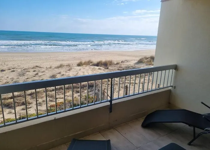 Sur La Plage Avec Vue Plongeante Sur La Mer